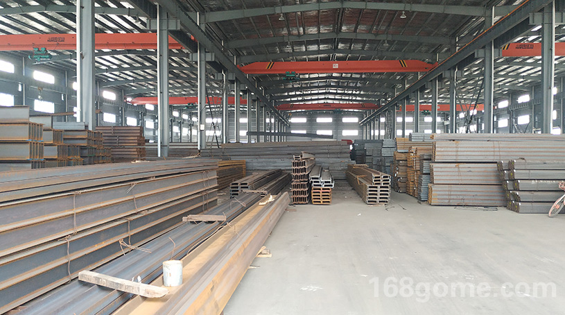 大型室內(nèi)倉庫裝貨區(qū)